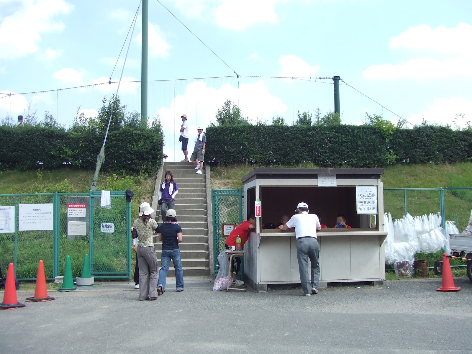 高校野球のチケットは階段下のボックスで発売。階段には係員がいて、チケット切りをしています