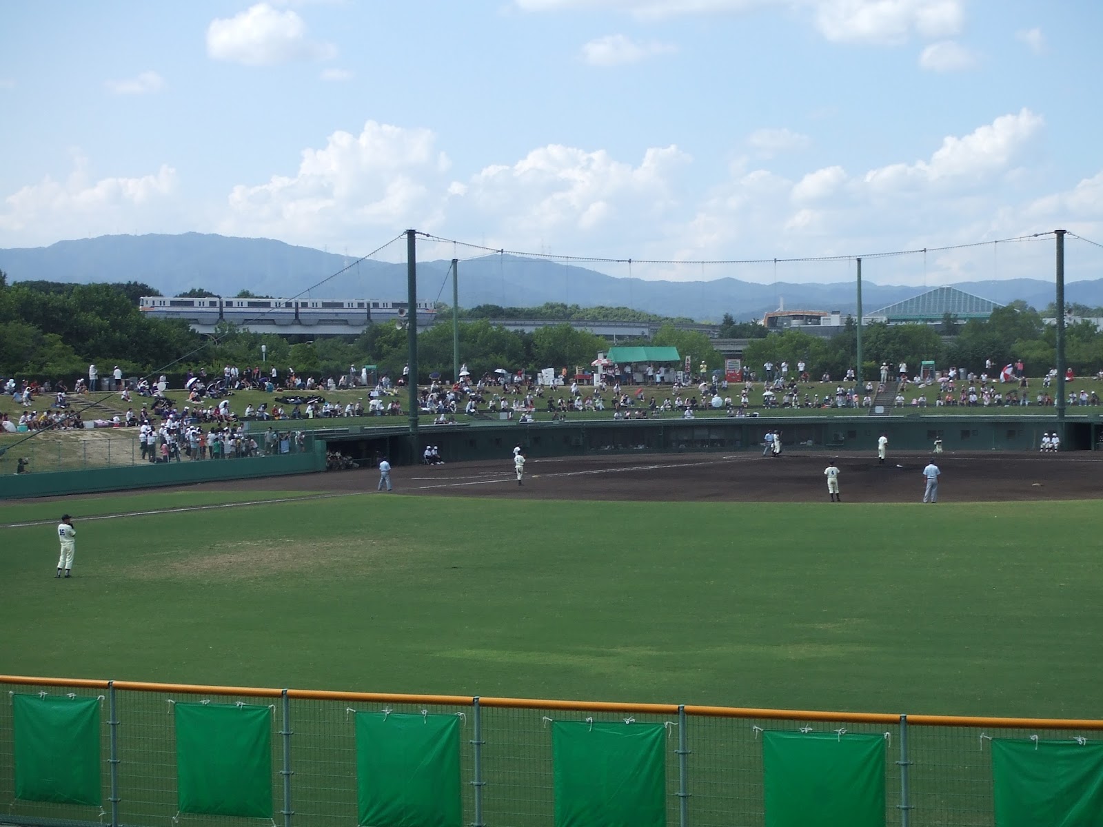 外野席からの光景。日陰で観戦できるただひとつの方法です