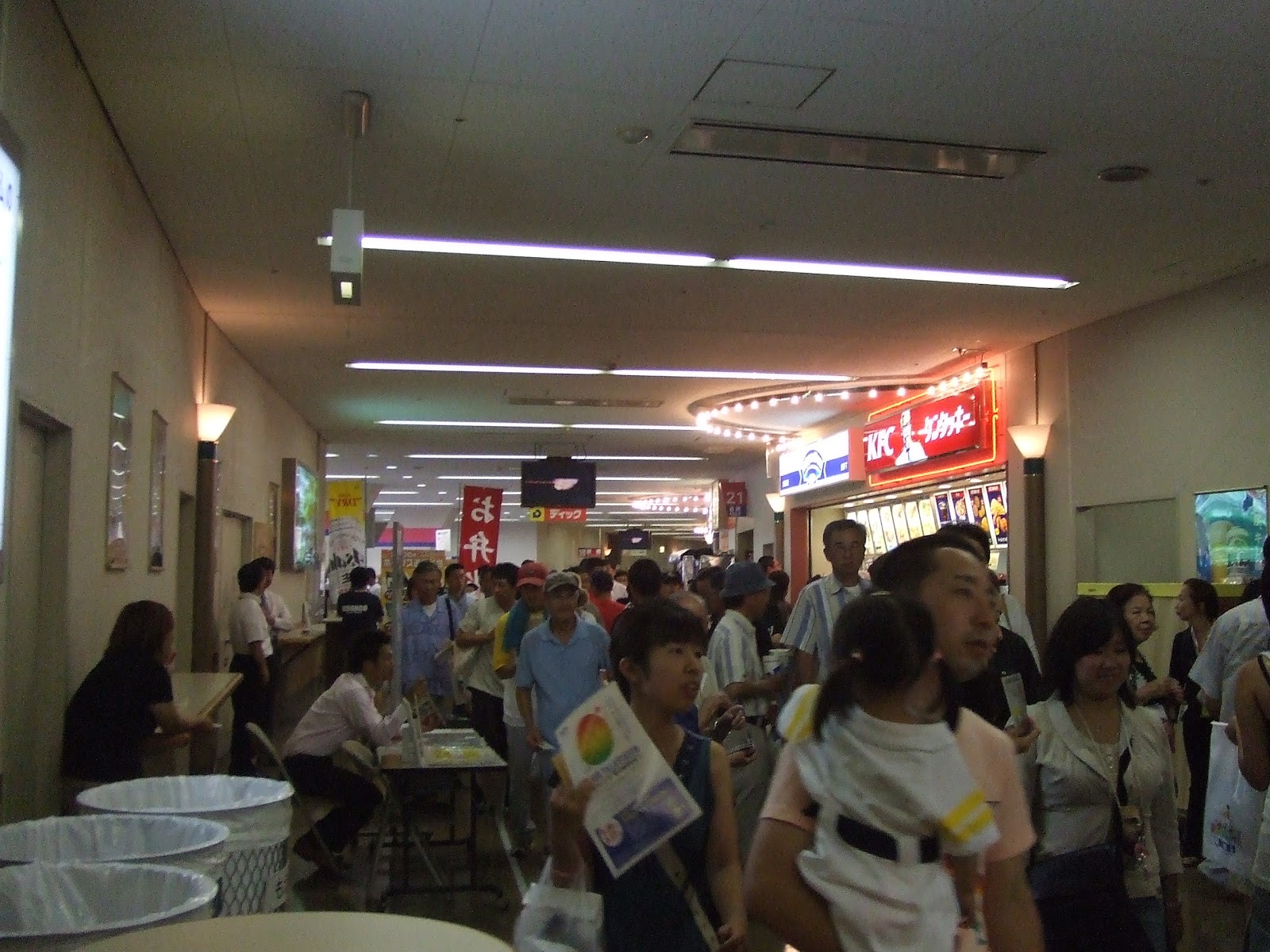 球場内の通路。売店が多数。多くの観客でにぎわっています