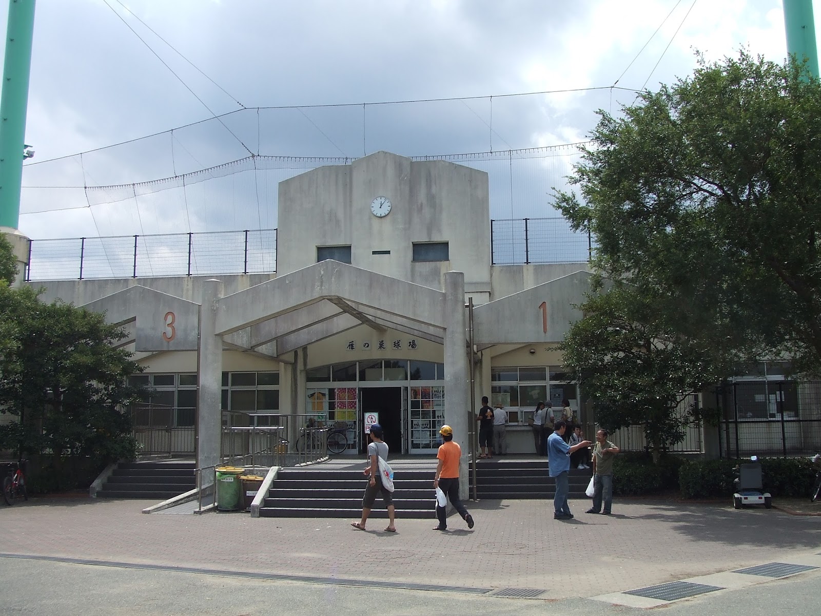 球場正面から。まだ20年に満たない球場ですが、風格があります