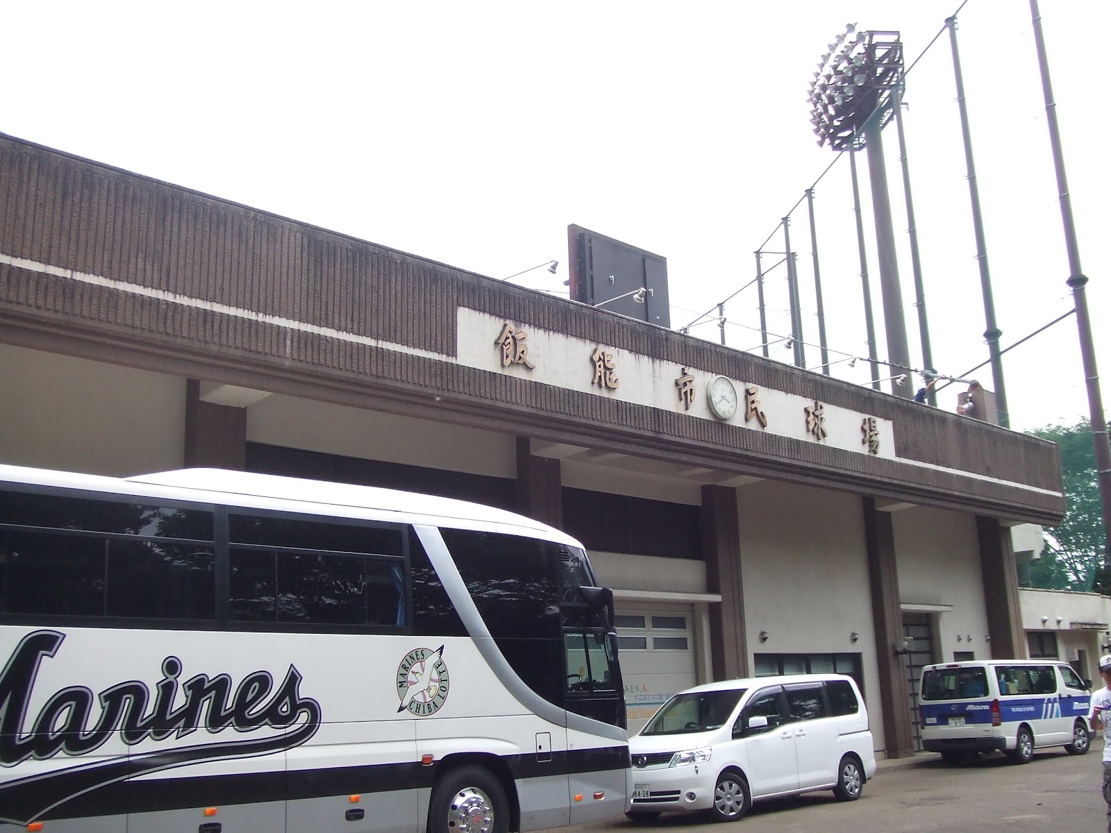 球場正面。両チームの選手バスが停まっています