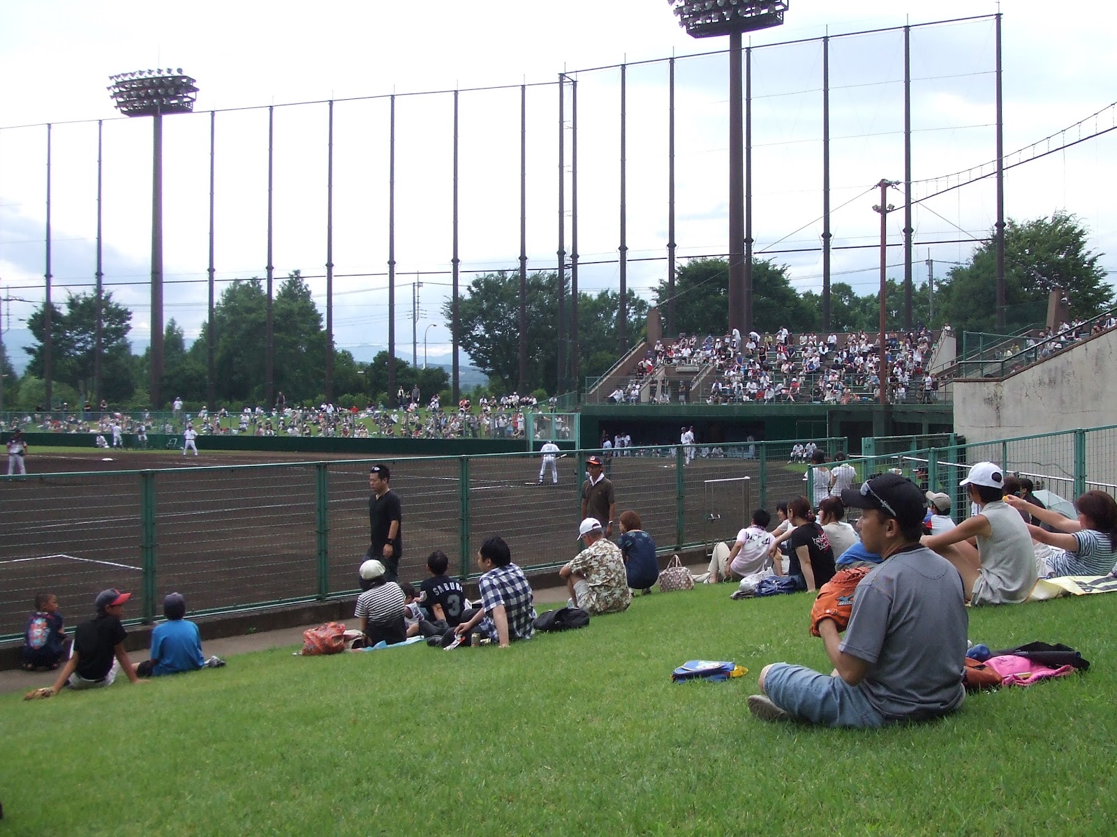 三塁側内野芝生席。両側の外野寄りは芝生席で、のんびり観戦可能です