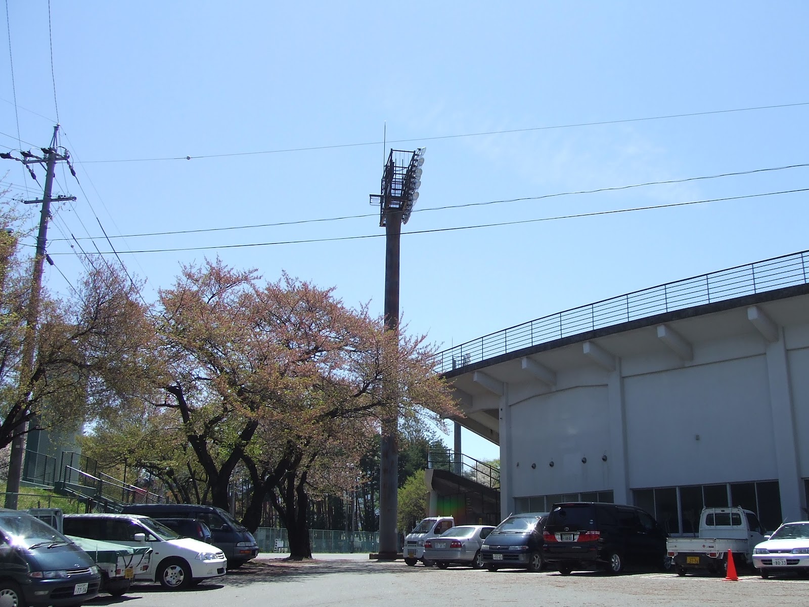 右が市営球場のメインスタンド。左は県営球場の外野スタンド