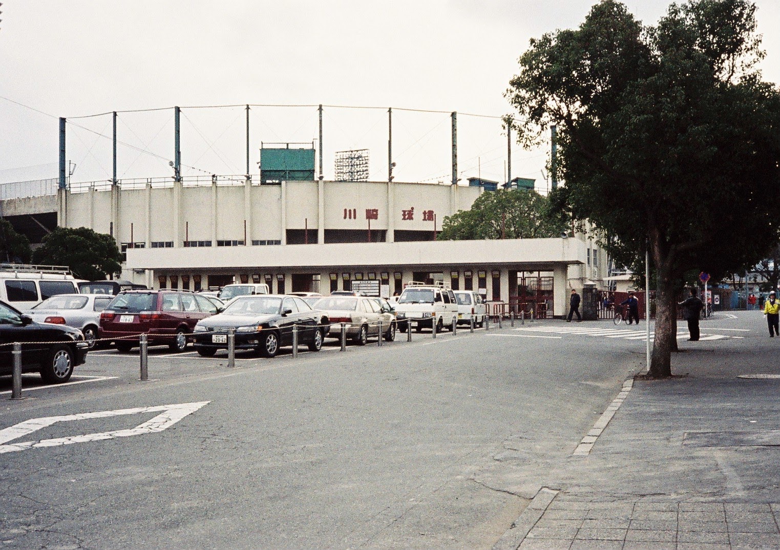 何となく寂しそうにたたずむ川崎球場