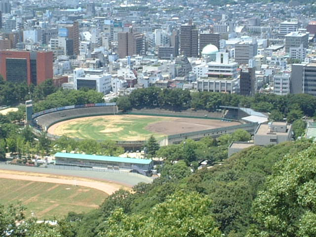 外野の芝が荒れている旧松山市営球場