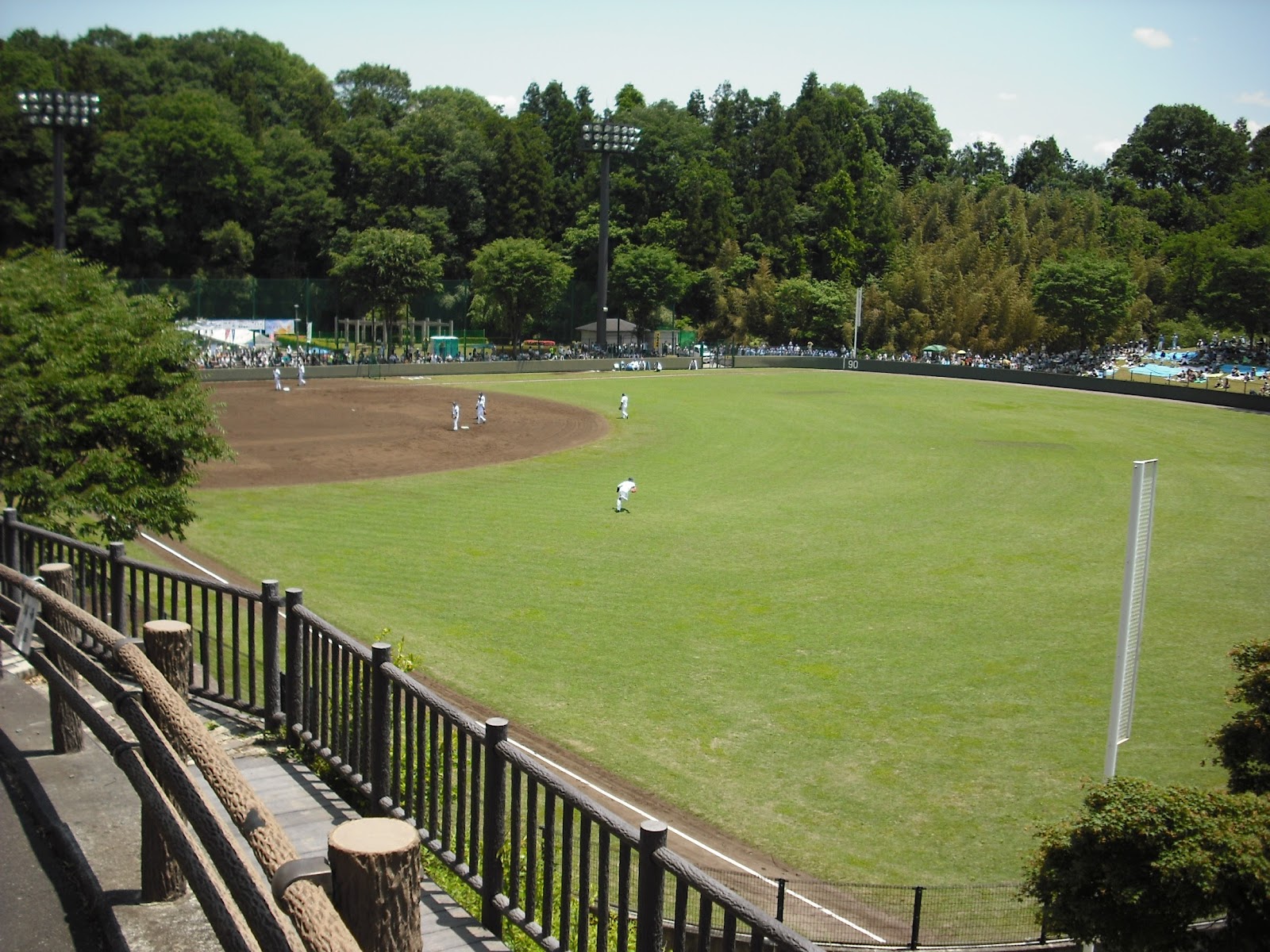 アクセス途中でスタジアムが見えてきます
