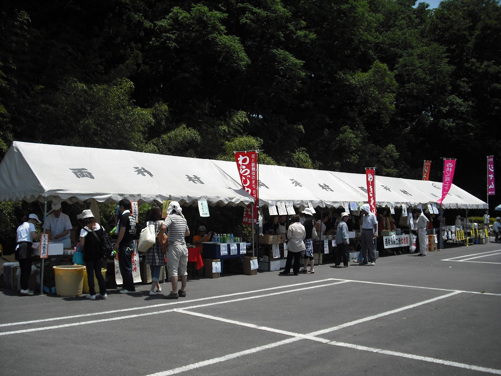 テントを出して売店や受付を設営していました