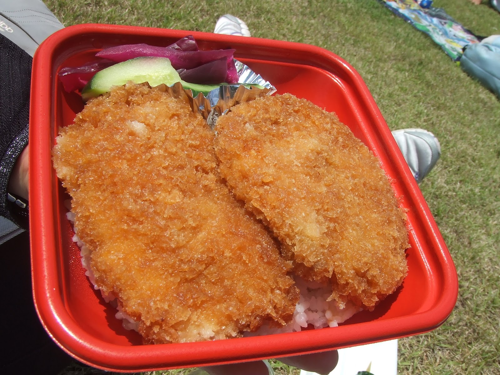 腹ごしらえは地元名物の「わらじかつ」