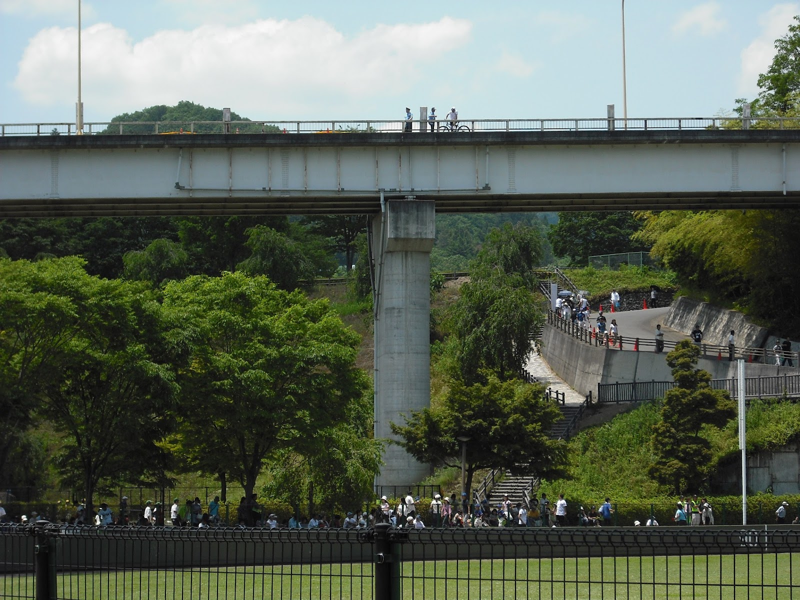 橋の上にタダ見客? いいえ、警備員さんです