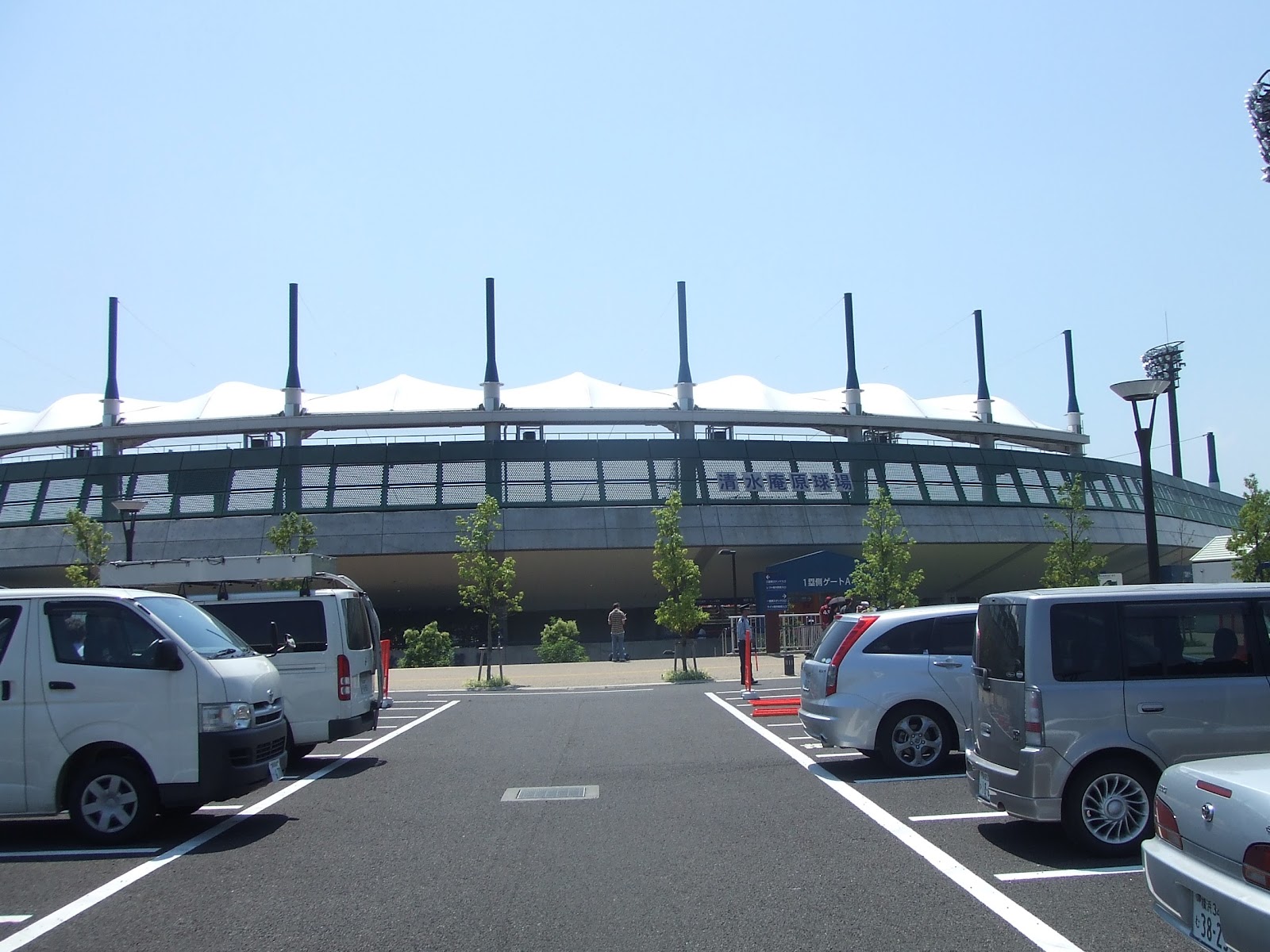 球場外観。駐車場から球場を望む