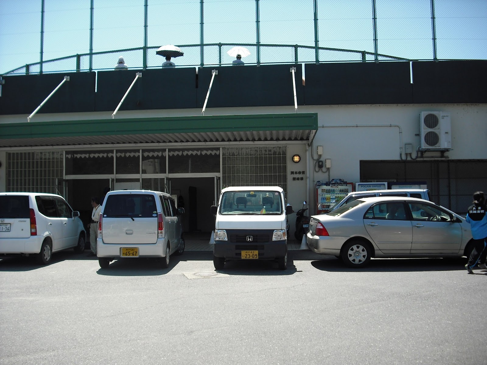 球場外観。もっと離れて撮りたかったのですが、敷地が狭くこれが限界