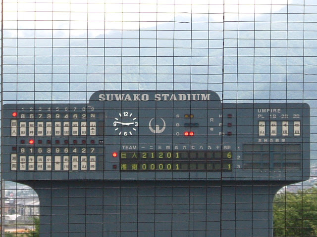 スコアボード。選手名は手動で板を差し替える方式だが手書きではない。スコア部分は磁気反転式