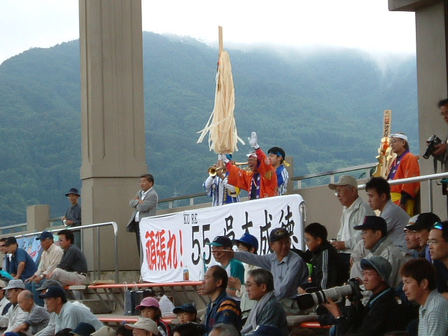 御柱祭の応援風景。トランペットによる応援マーチが演奏されていたが、コンバットマーチや西武清原の応援歌なども