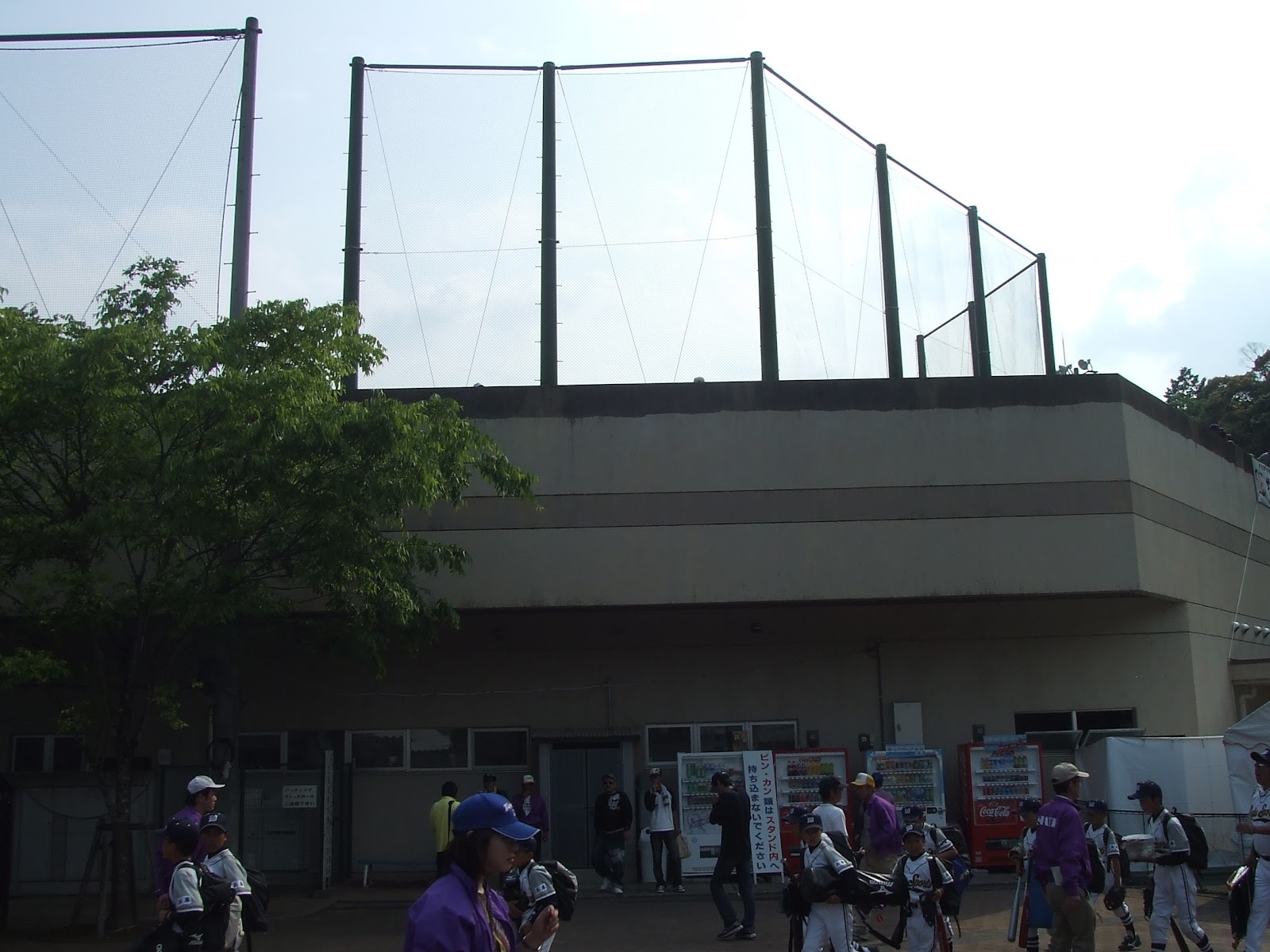 球場外観。こぢんまりとした球場です
