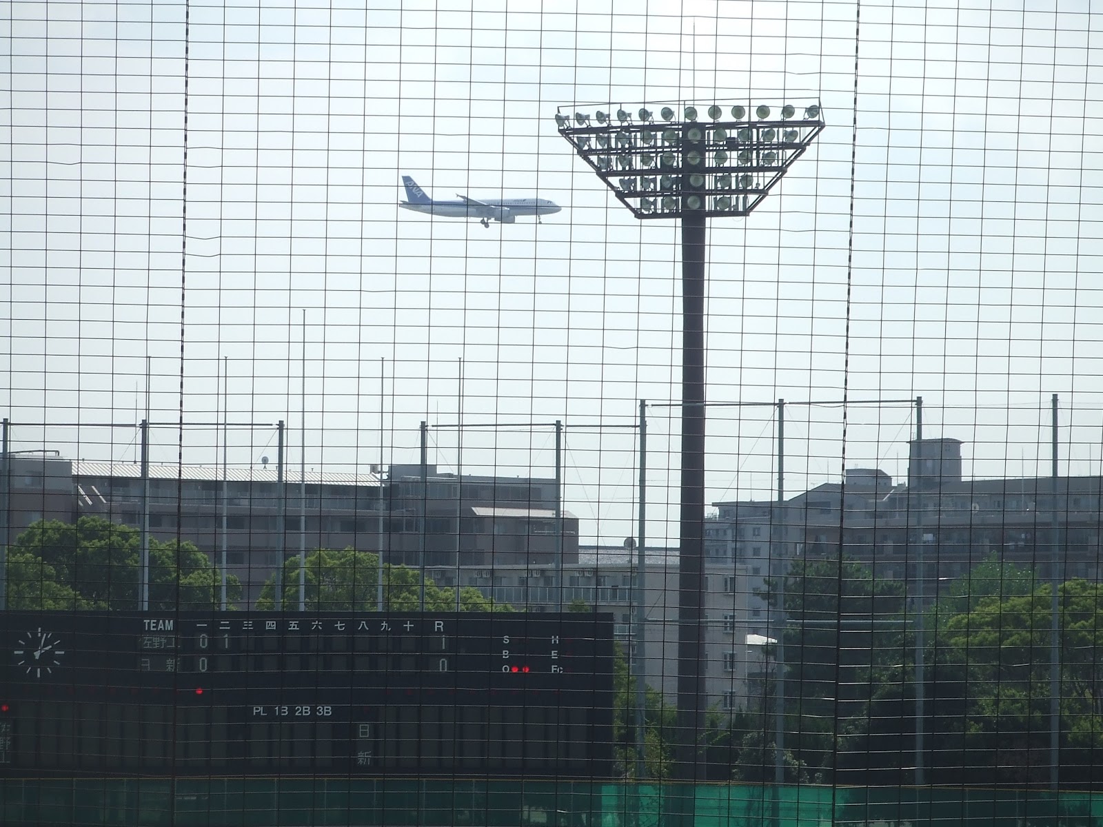 伊丹空港が近いので飛行機の姿もよく見えます