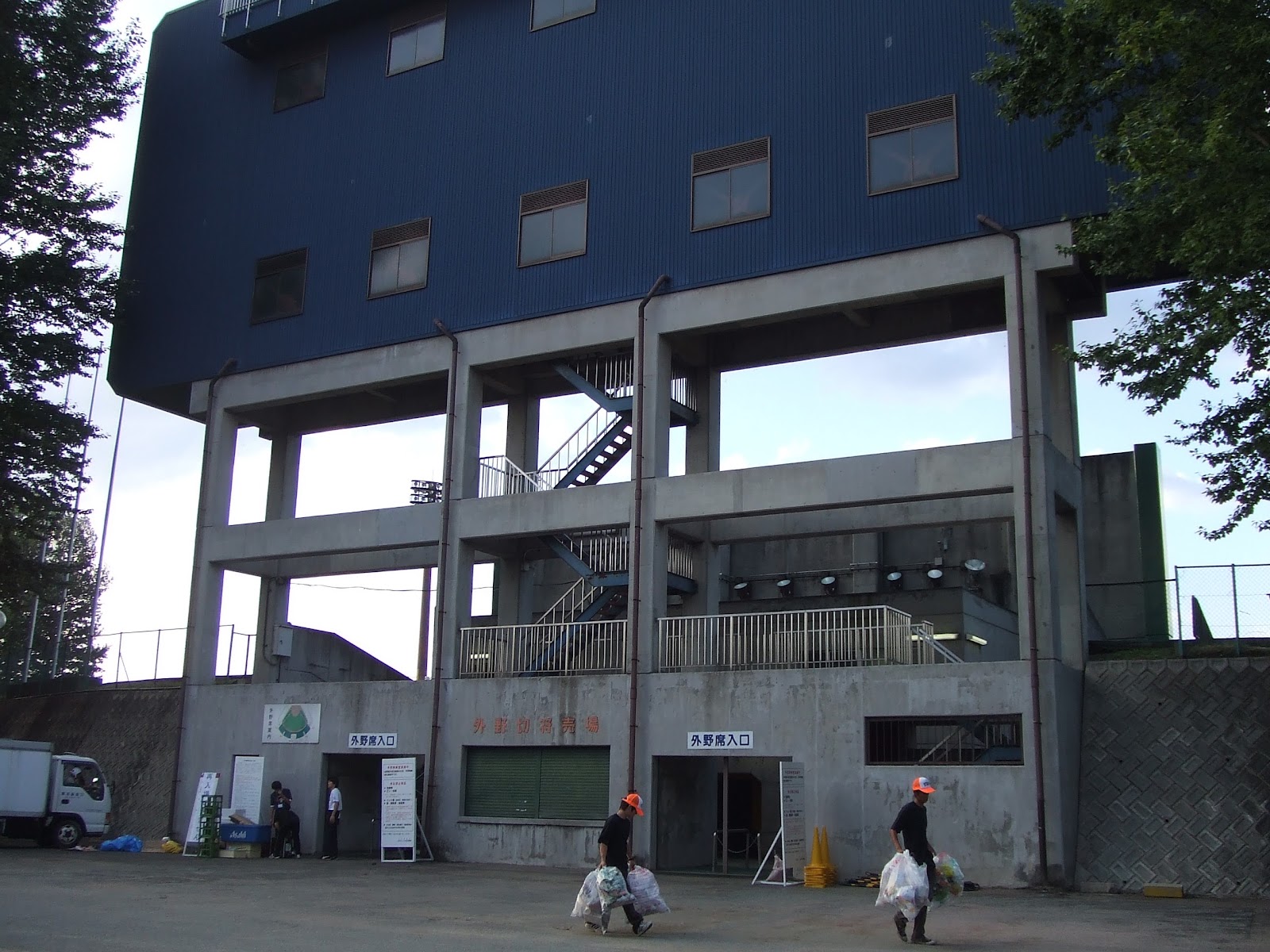 外野入口。外野のチケット売り場もここ